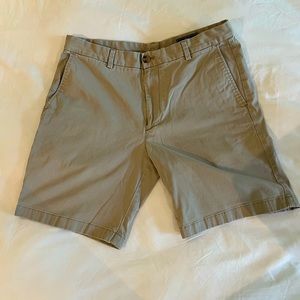 Vineyard vines khaki shorts
